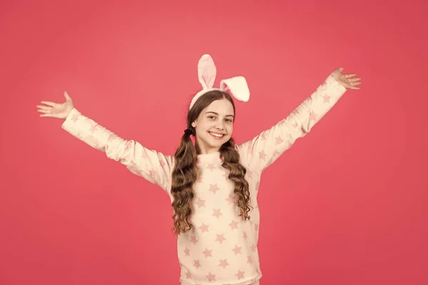 Ser despreocupado. menina adolescente sorridente em roupas de dormir. Começa a caçar coelhos. apenas se divertindo. — Fotografia de Stock