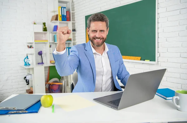 칠판에 컴퓨터를 가지고 교실에서 성공적 인 학교 선생님 — 스톡 사진