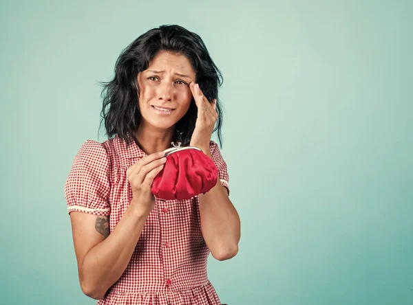 Von Lohn zu Lohn. Finanzkrise in den Ferien. wie man Einkäufe bezahlt. Darlehen und Sparen. Weibchen mit Geldbörse. unglückliche Frau hält Geldbörse. Mädchen in kariertem Hemd und Jeans. Kein Geld mehr — Stockfoto