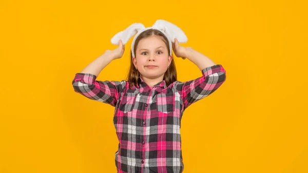 Великодня дівчина в вухах кролика на жовтому фоні — стокове фото