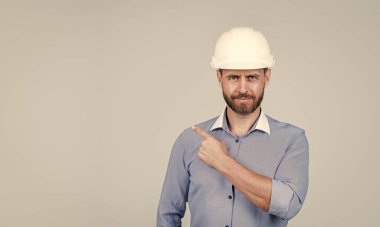 Kendine güvenen adam fotokopi alanını işaret ediyor. İş projesi mühendisi. Başarılı erkek CEO..