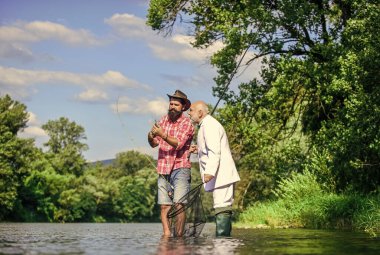 Balığı çıkarıyorum. Emekli baba ve sakallı olgun oğul. Balık avlama maceraları. Dost oltası ve ağlı adamlar. Sudaki mutlu balıkçılar. iş adamlarının hobisi. emeklilik balıkçılığı