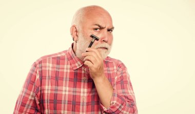 Berber antika ekipmanları. Berber salonu. Keskin bir bıçak. Pürüzsüz, temiz ten. Sakal tıraşı. Büyüyen sakal. Berber dükkanı konsepti. Sakallı yakışıklı berber, tıraş aletini dikkatli kullan.