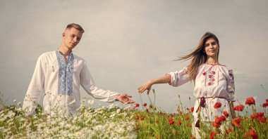 Birlikte olmak. Gelin ve damat bahar düğününde. Çiçek tarlasında aşıklar. Birbirine aşık çiftler.