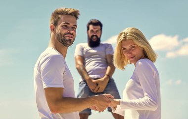 Aşk üçgeni. Kıskançlık hissi. Kıskançlığı olumsuz etkiliyor. İhanet ve boşanma. Kıskanç eş. Aile psikolojisi. İlişki hedefleri. İnsan ilişkilerinde hayal kırıklığına uğradım. Ayrılın. Acı çekmek için sebep