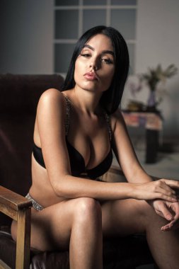 Erotik iç çamaşırlı, mükemmel vücutlu, seksi bir kadın.