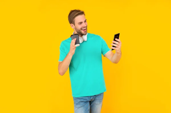 Bloggare använda smartphone. En kille som jobbar på nätet. skriva och sms:a. kontrollera sms och e-post. — Stockfoto