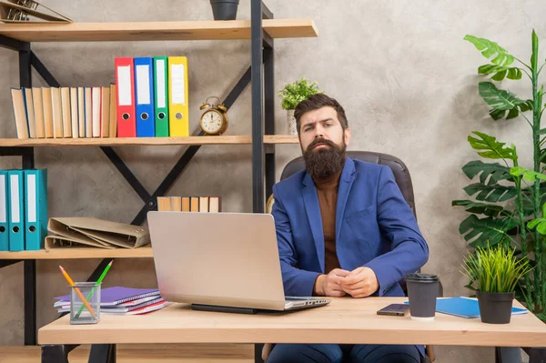Hombre maduro serio freelancer utilizar la comunicación por ordenador en línea en la oficina, ocupación profesional — Foto de Stock