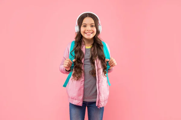 Glückliches Teenie-Mädchen mit Kopfhörern. Musik hören. Zubehör für drahtlose Headsets — Stockfoto