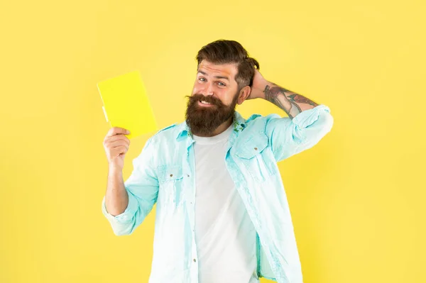 노란 배경에 플래너를 가지고 계획하는 행복 한 수염 사람 — 스톡 사진