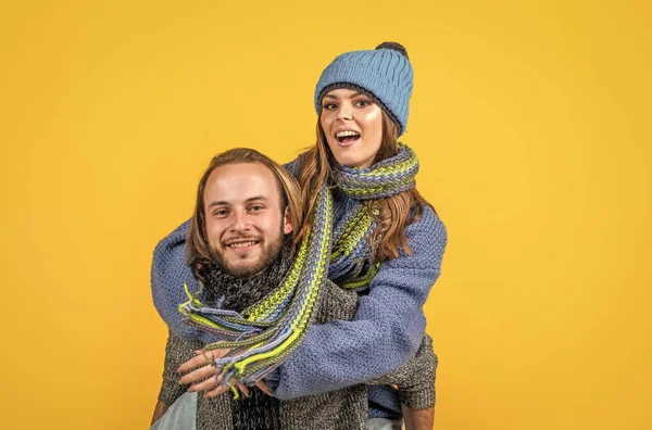 Boldog férfi és nő visel kötött ruhát télen, kapcsolat — Stock Fotó