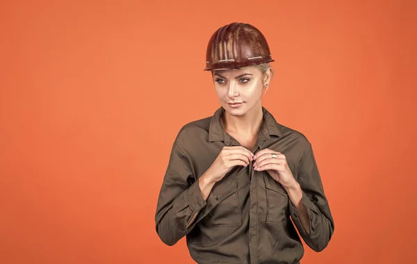 Munkára készen. női építész munkás. mérnök narancssárga háttérrel. — Stock Fotó