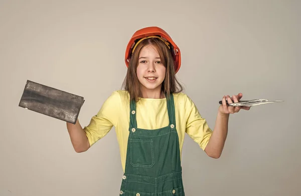 Día del trabajo. Yeso. adolescente en uniforme y casco. mujer constructora en sombrero duro. — Foto de Stock