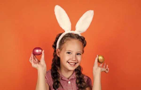 Kanin unge hålla påsk ägg redo för ägg jakt, glad påsk — Stockfoto
