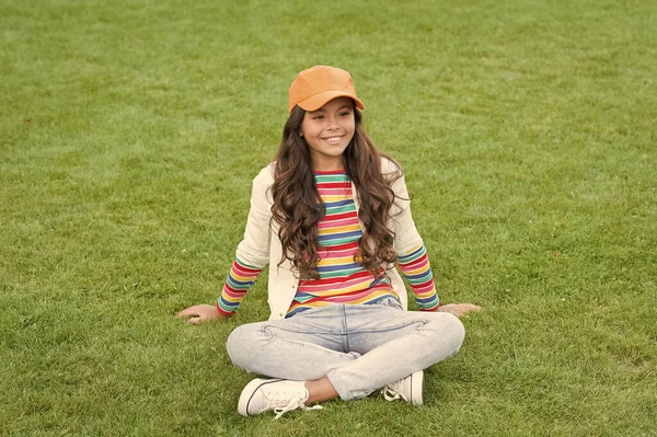 Jonge jongen. Gelukkig kind zit op groen gras. Vrouwelijk kind. Jeugd en meisjesschap. Schoolleeftijd — Stockfoto