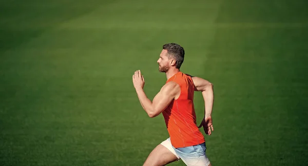 Hombre enérgico en pista de atletismo. Corredor deportivo. Resistencia. deporte y resistencia. estadio al aire libre sprint. — Foto de Stock