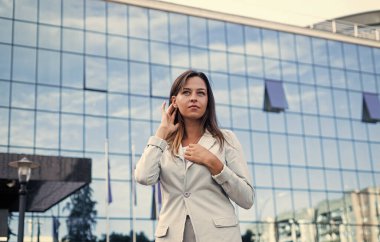 Başarılı ve kendinden emin bir iş kadını telefonda konuşur, konuşur.