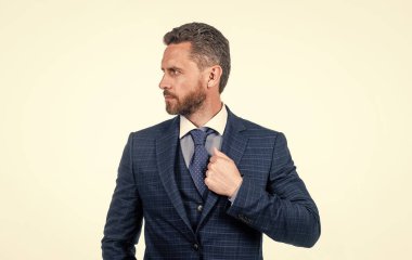 Beyaz giyimli yakışıklı, kendine güvenen iş adamı.