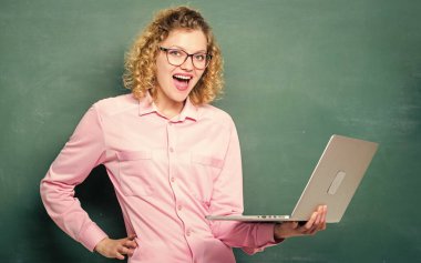 E-öğrenme konsepti. İnternet üzerinden eğitim. Modern teknoloji. Modern okuldaki kız. Online eğitim. İşletme. Öğretmen kadın tahtada. Sınıfta dizüstü bilgisayarda proje tartışılıyor