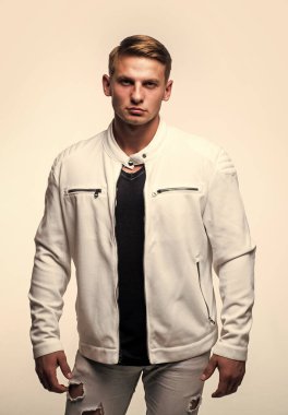 Beyaz şehir kıyafetleri içindeki genç, kendine güvenen adam, moda.