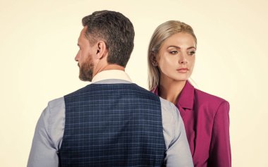 İş adamları. Beyaz iş adamı ve kız izole edilmiş. çelişki ve yüzleşme.