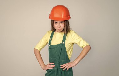 İnşaat alanında şapkalı kız, müfettiş.