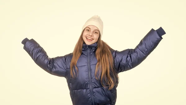 Szczęśliwy nastolatek dziewczyna w zimie ubrania. ciepłe ubrania na zimną pogodę. szczęście z dzieciństwa — Zdjęcie stockowe