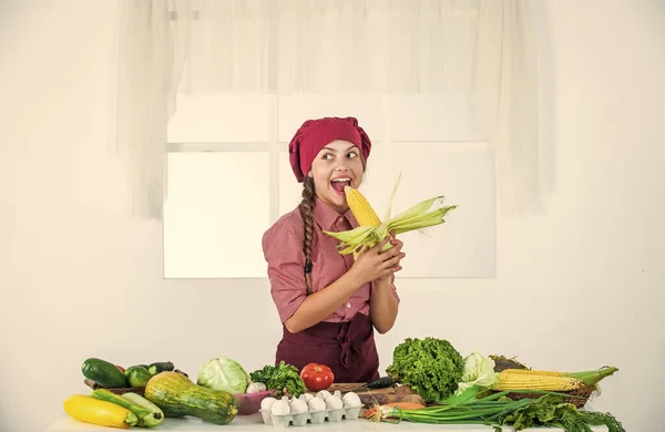 Glad barn flicka matlagning vitaminsallad från grönsaker, naturliga — Stockfoto