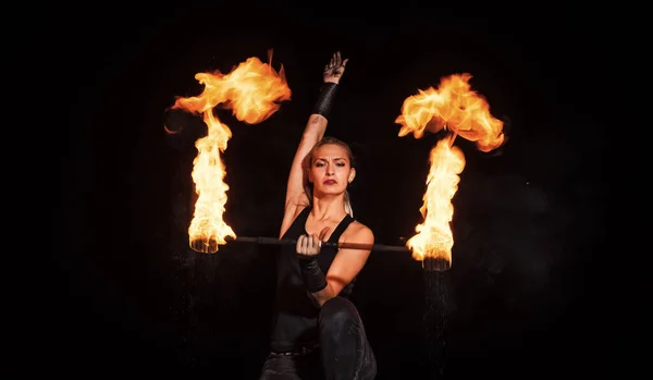 Sexy καλλιτέχνης κορίτσι στροβιλίζονται καύση γκλομπ κατά τη διάρκεια αφρώδη απόδοση φωτιά στο σκοτάδι, φωτισμός — Φωτογραφία Αρχείου
