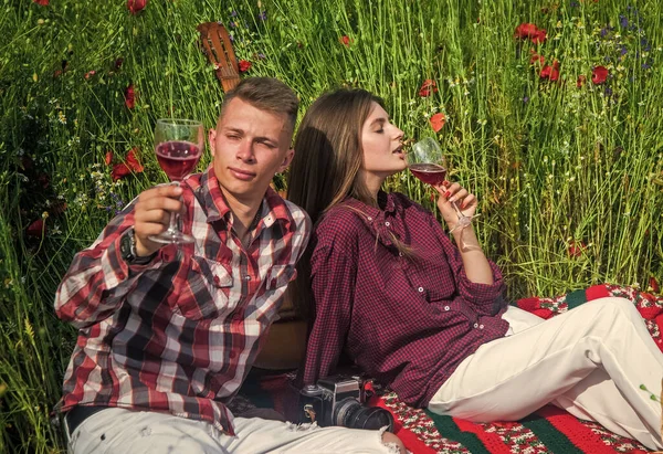 Totale Entspannung. opium. Frühlingslandschaft. Liebhaber trinken Rotwein im Blumenfeld. — Stockfoto