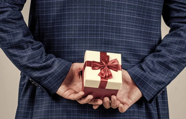 Present doos in mannelijke handen achter de rug, boksdag — Stockfoto
