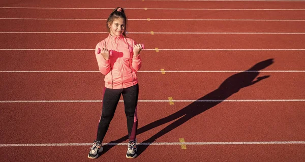 运动跑道上有哑铃、力量训练的适合女孩的快乐运动 — 图库照片