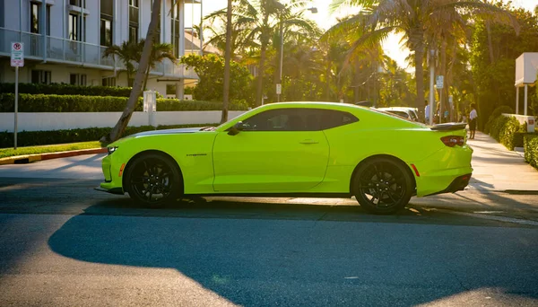 Palm Beach, Florida Verenigde Staten - 22 maart 2021: Chevrolet Camaro auto in palmstrand. zijaanzicht — Stockfoto