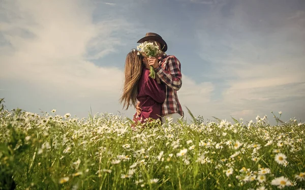 私たちは一緒にいる。夏の花の草原。カモミールの間でロマンチックなカップル。愛とロマンス. — ストック写真