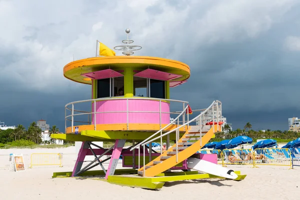 Miami, Verenigde Staten - 19 maart 2021: Miami Beach strandwacht huis op zand in het zuiden strand gelegen in Florida. — Stockfoto