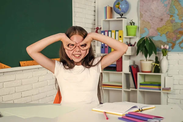 Usmívající se teen dívka dělat obličeje ve škole třídě, baví — Stock fotografie