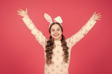 Tavşan kulaklı, pijamalı mutlu Paskalya kızı, Paskalya tatili