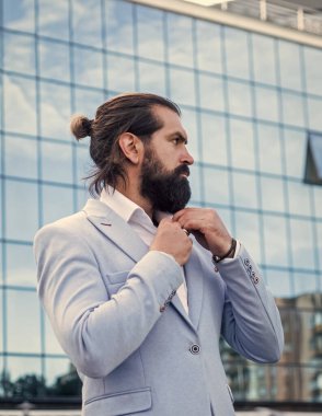 Saf erkek güzelliği. Kendine güvenen ve yakışıklı bir adam. İş adamı. Vahşi sakallı adam.