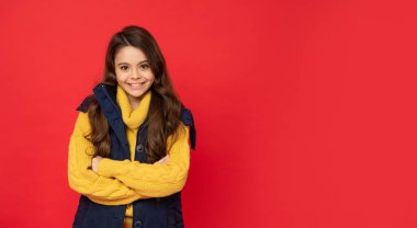 Kış modası. kopyalama alanı. Kazaklı, kıvırcık saçlı mutlu çocuk. Kadın model..