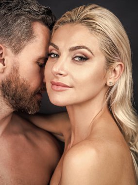 Çıplak vücutlu kadın ve erkeğe aşık seksi bir çift. Sarılma, romantizm.