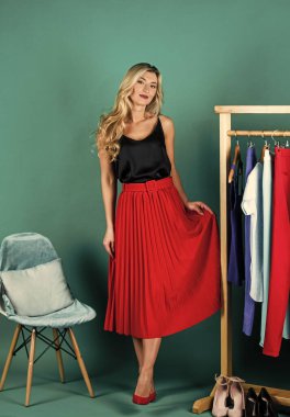 Moda butiği ve gardıropta kıyafet seçen zarif bir kadın.