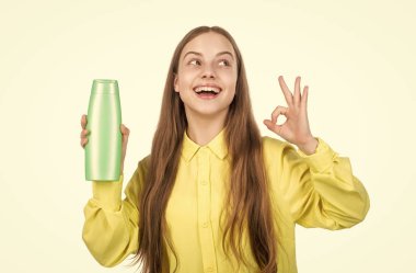 Deri losyonu şişesi. Tamam. Gençler için kozmetik ürünler sunuyorum. Çocuk duş jeli kullanıyor..