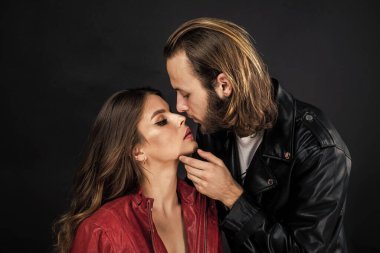 Erkeğe ve kadına aşık şık çift deri ceket giyer, aşk