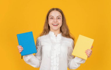 Okul ödevlerini sunan neşeli çocuk sarı arka plan, eğitim