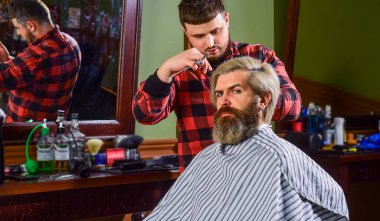 Kuaför aletleri. Çoğu stilist sen sormadıkça fikir vermez. Makas kesme. Saçları boyalı bir adam. Berber berber dükkanı. Hippi saç tıraşı oluyor. Berber kozmetik. Taze saç kesimi