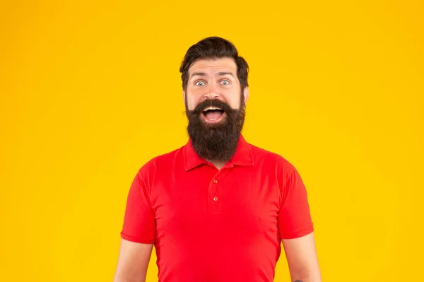 Cara surpreso com barba e penteado no fundo amarelo, rosto — Fotografia de Stock