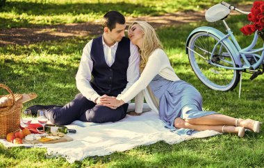 Birlikte mutluyuz. Piknik zamanı. Bahar buluşması. Parkta piknik yapan neşeli bir çift. Romantik piknik. Bir çift battaniyeye sarılıyor. Yıldönümü konsepti. Canım benim. Idyllic anı. Aşık bir adam ve kadın