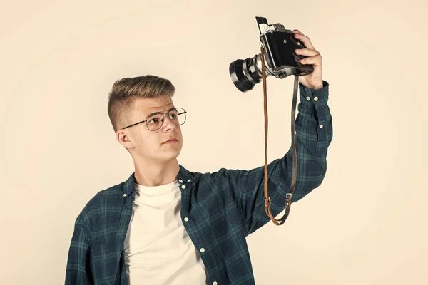 Adolescente chico desgaste casual camisa con retro foto cámara haciendo selfie aislado n blanco, fotografiando — Foto de Stock