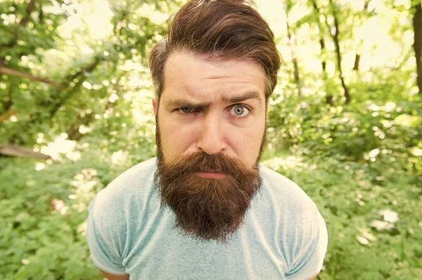 Uomo barbuto maturo infelice con barba e baffi nella foresta estiva, primo piano, emozioni — Foto Stock