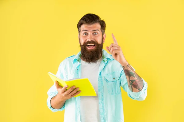 Ispirato con idea uomo barbuto con pianificatore su sfondo giallo, ispirazione — Foto Stock